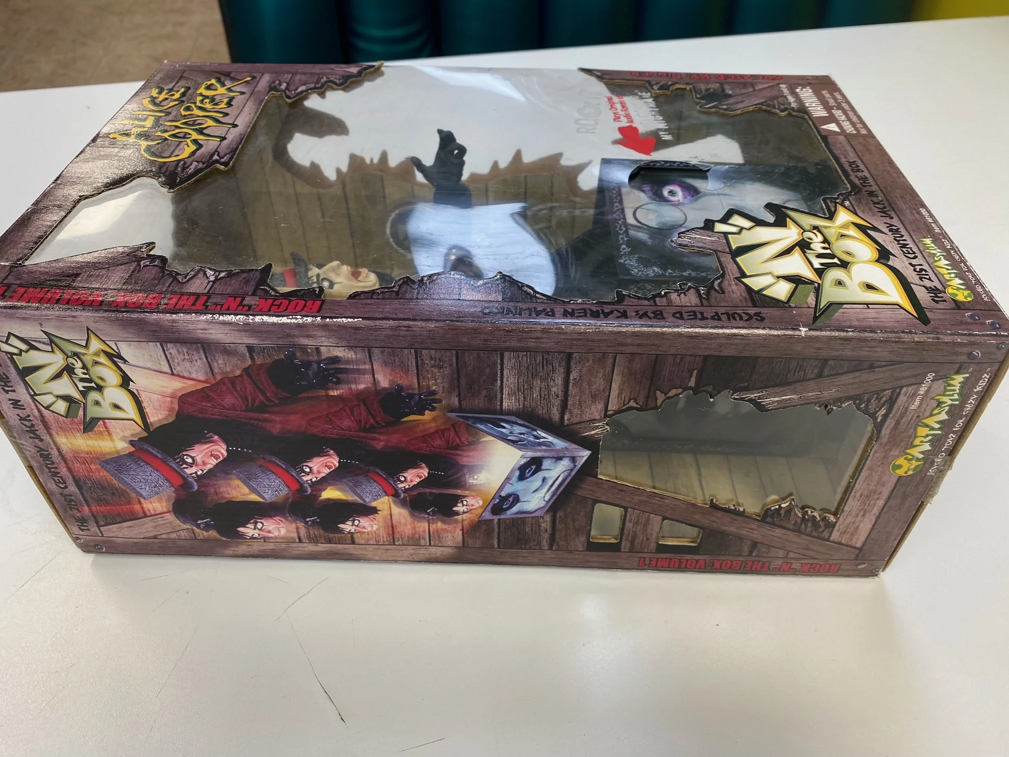 Art Asylum - 2001 - Alice Cooper "N" the Box Welcome to My Nightmare - Action Figure *DAMAGED BOX* - Image 20