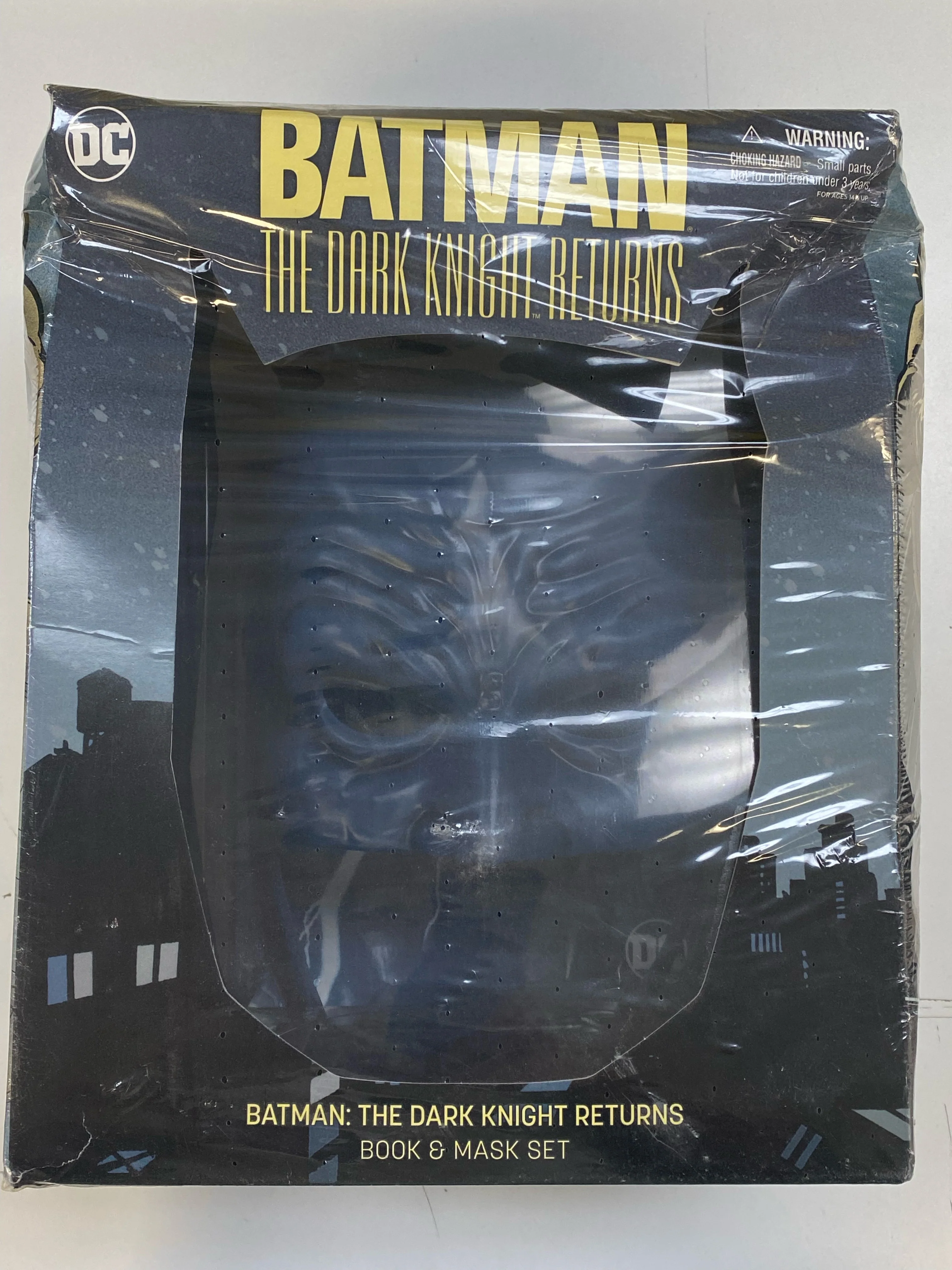 DC Comics - DC Batman - The Dark Knight Returns - Book and Mask Set *DAMAGED*