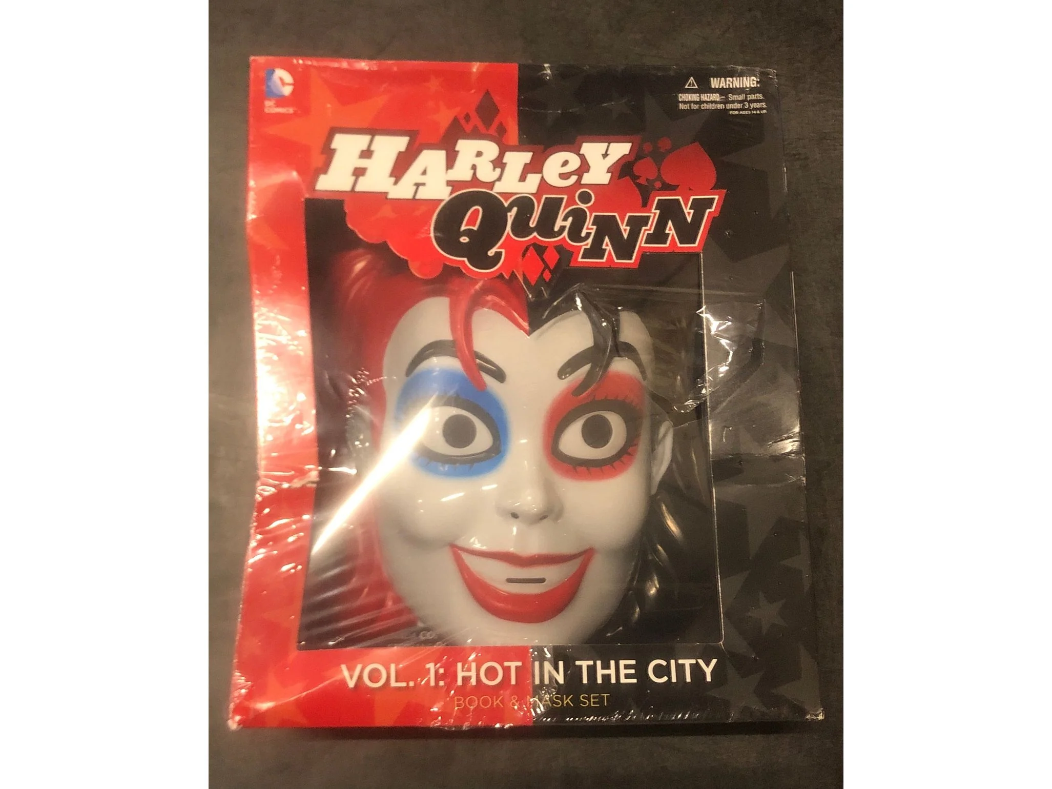 DC Comics - Harley Quinn Volume 01- Hot in the City - Book and Mask Set - Image 3