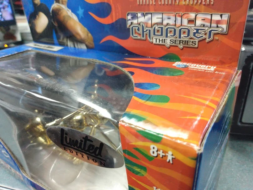 Ertl - Joy Ride - OCC American Chopper Motorcycle Series - Mickey's Bike - Gold Limited Edition - Image 2