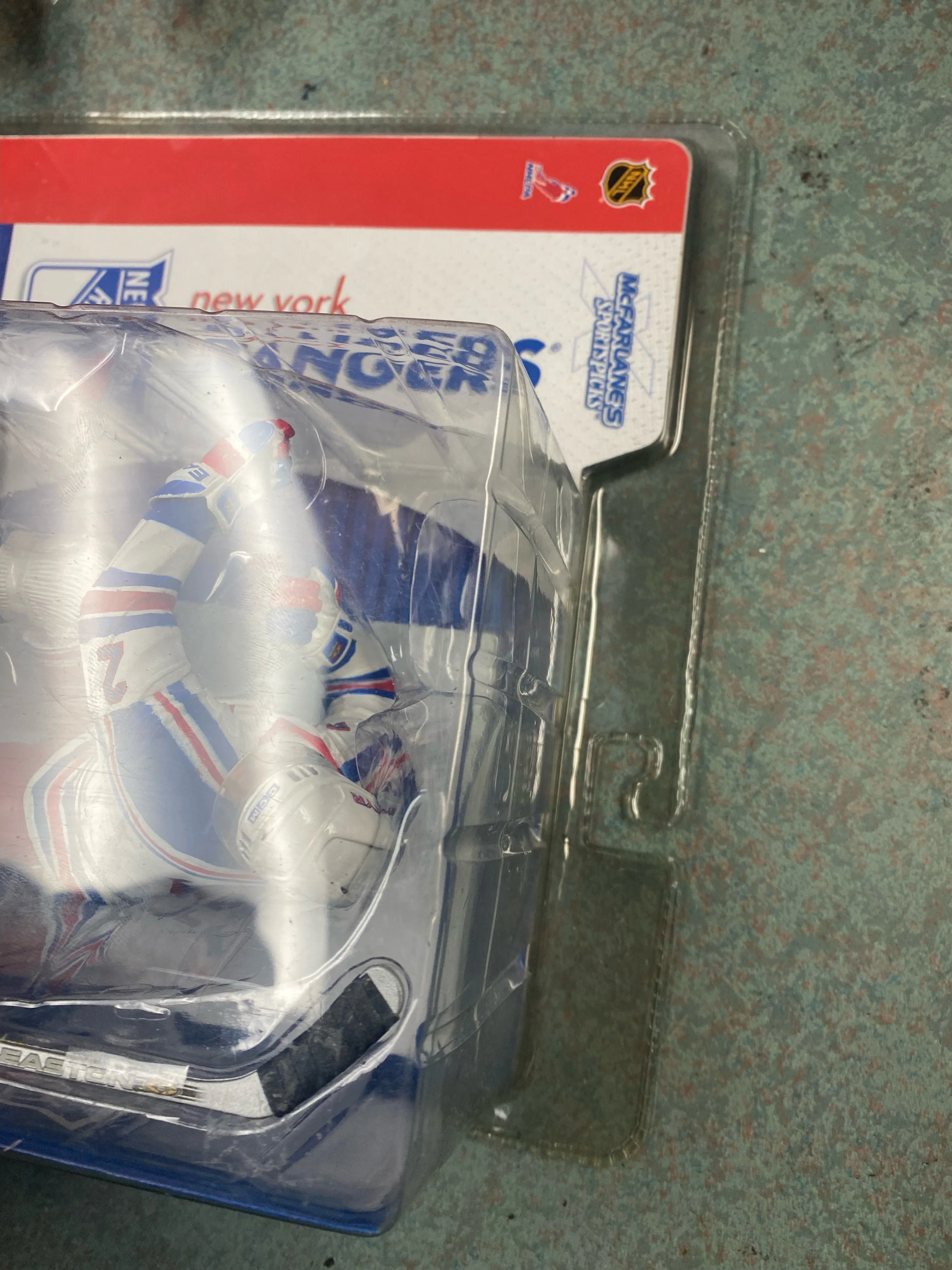 McFarlane Toys - NHL - New York Rangers - Brian Leetch Figure *DAMAGED BOX* - Image 4